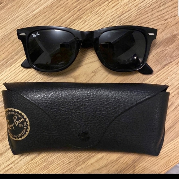 RayBan Wayfarer sunglasses & case - Picture 1 of 1